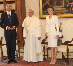 Sus Majestades los Reyes con Su Santidad el Papa Francisco tras recibirles en audiencia